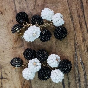Seed bead Earrings in black and white.
